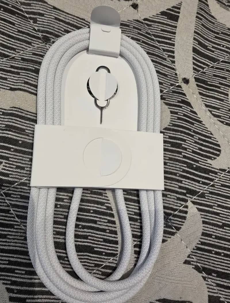 Apple iphone 17 pro max Box cable 1