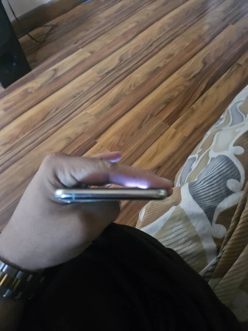 Apple iPhone 11 Pro Max 4