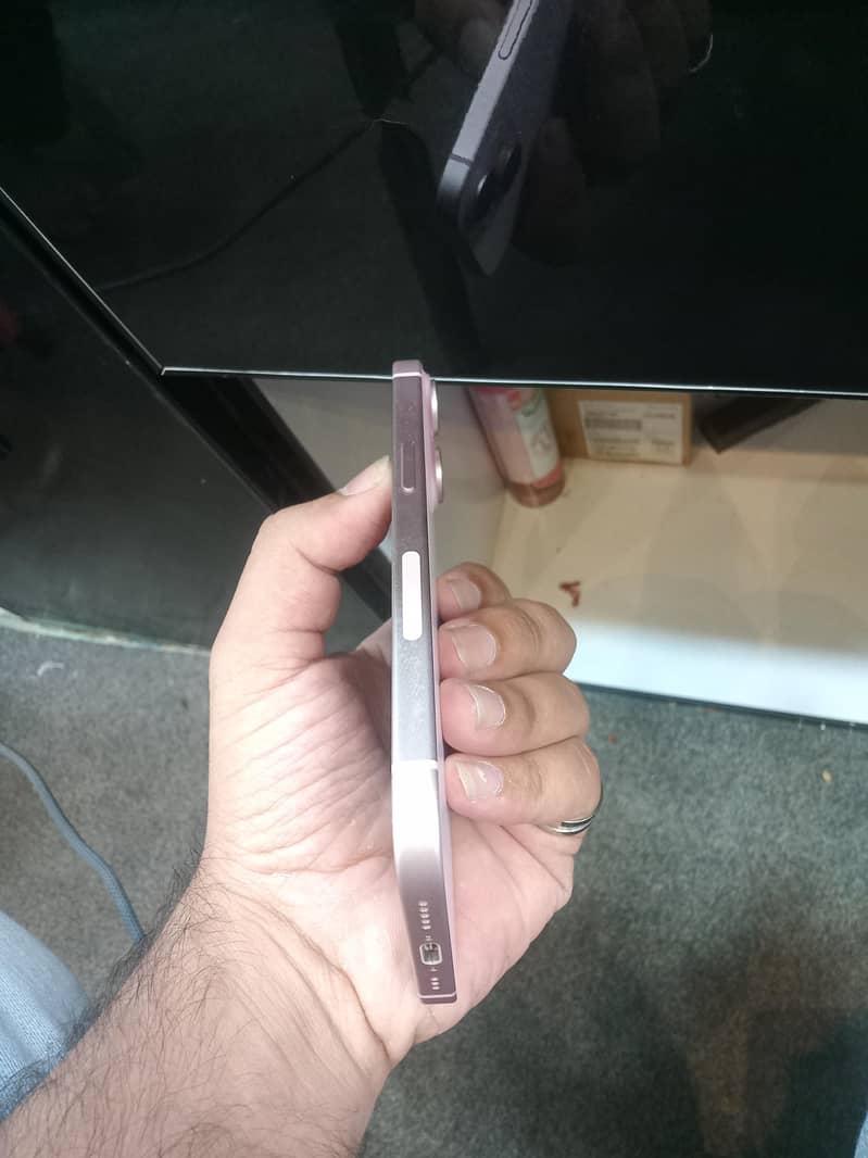 Apple iPhone 15 4