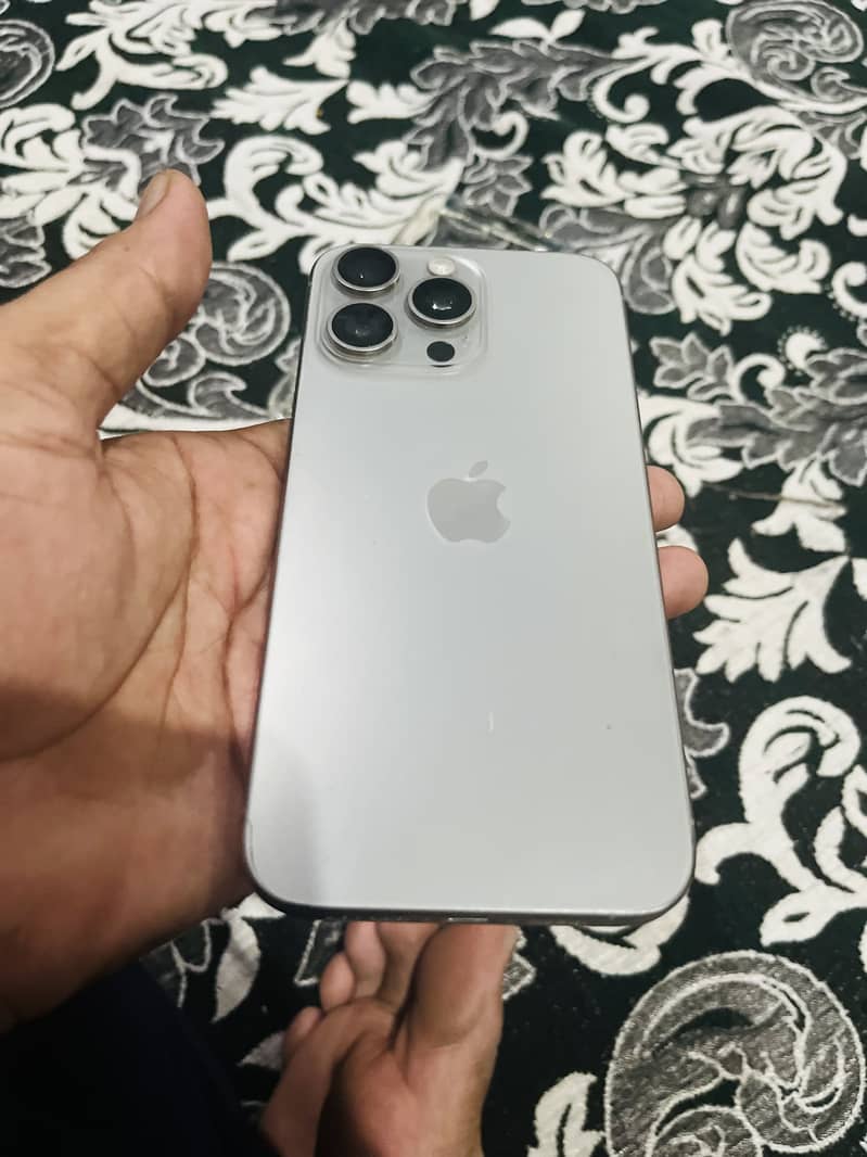 Apple iPhone 15 Pro Max 2