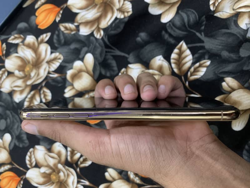Apple iPhone 11 Pro Max 4