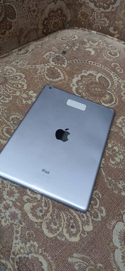 ipad air 1st gen argent for saleeee seriuse buyers only contect