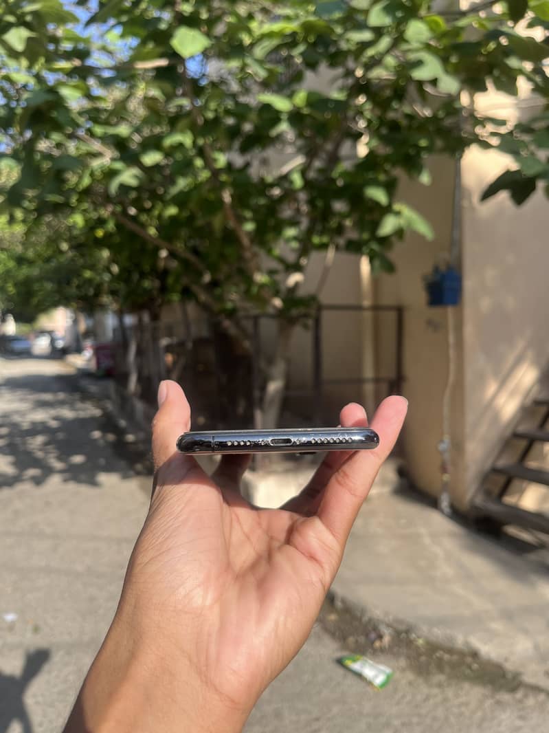 Apple iPhone XS Max 4