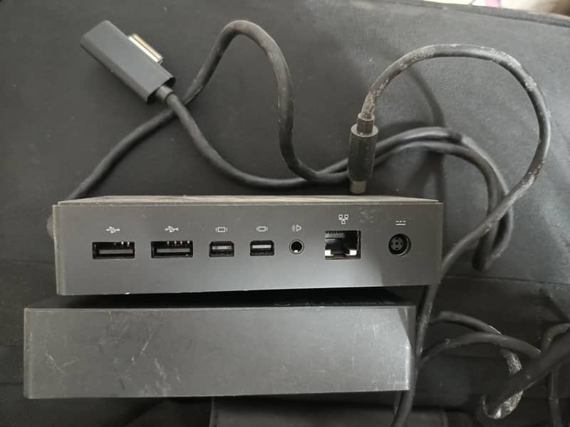 Microsoft surface  Pro 7 docking station 2