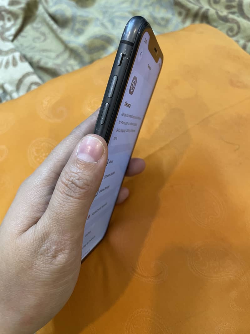 Apple iPhone 11 4
