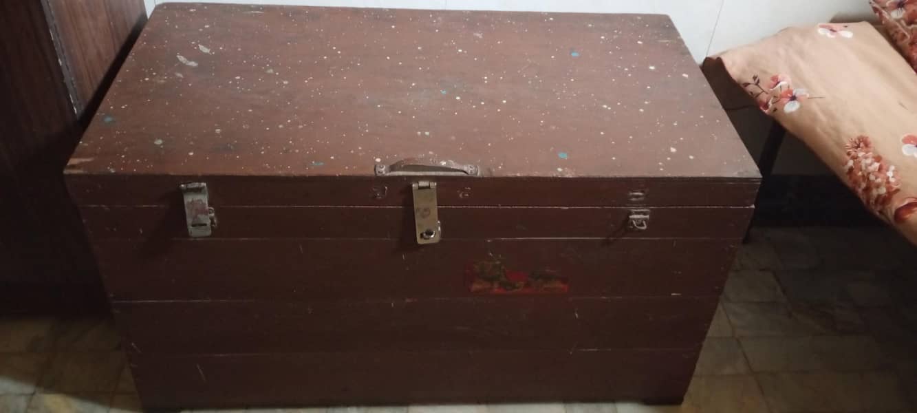 کپڑے استری کرنے والی الماری، لکڑی کا صندوق 1