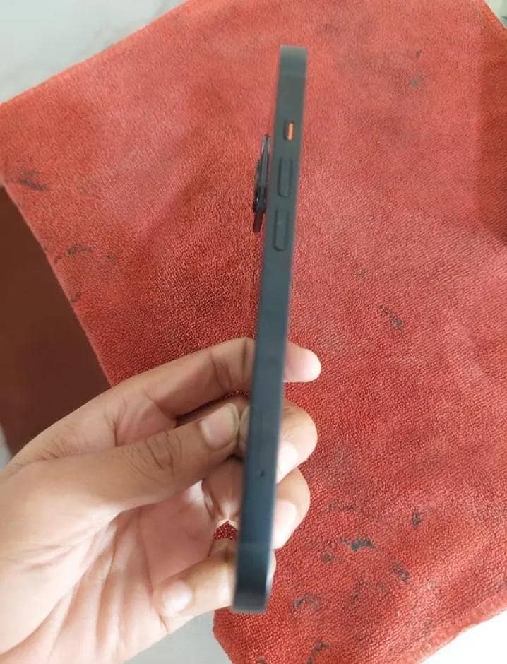 Apple iPhone 13 2