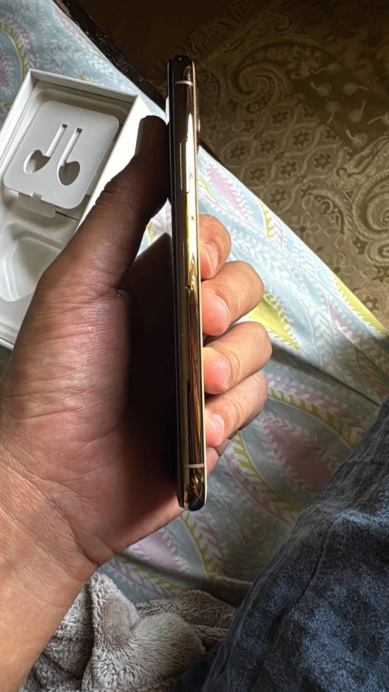 Apple iPhone Xs 2