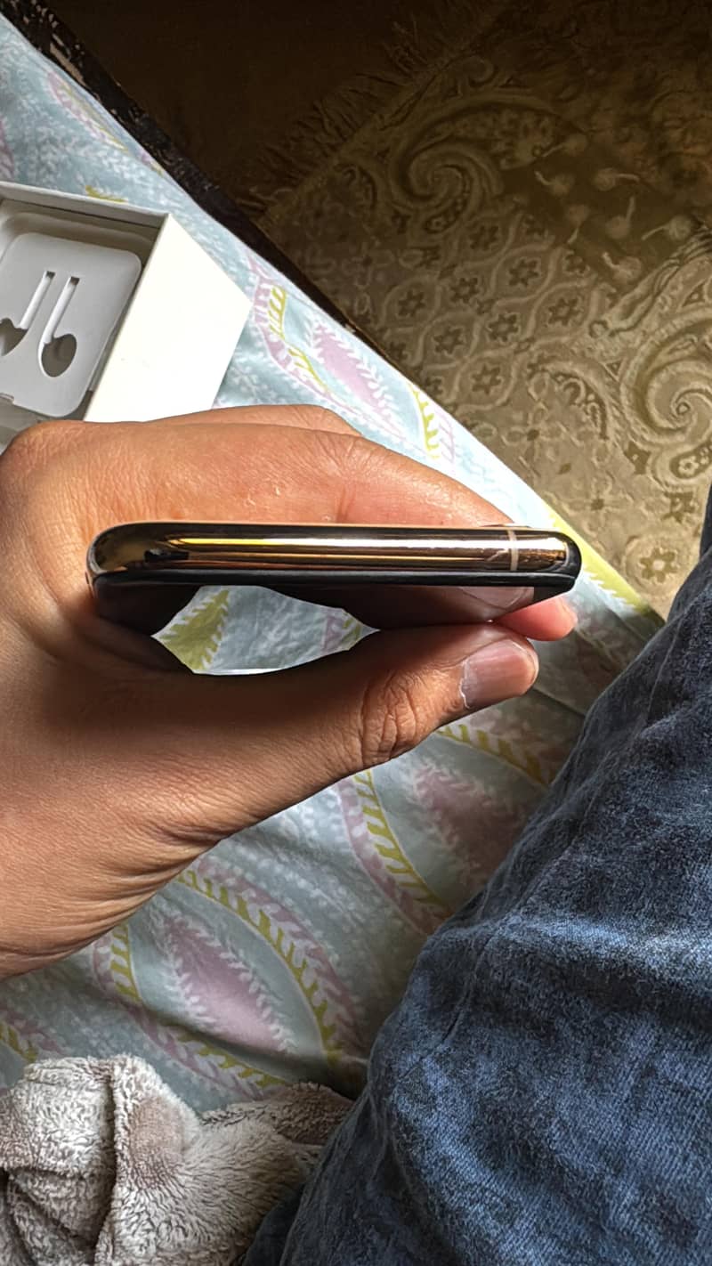 Apple iPhone Xs 5