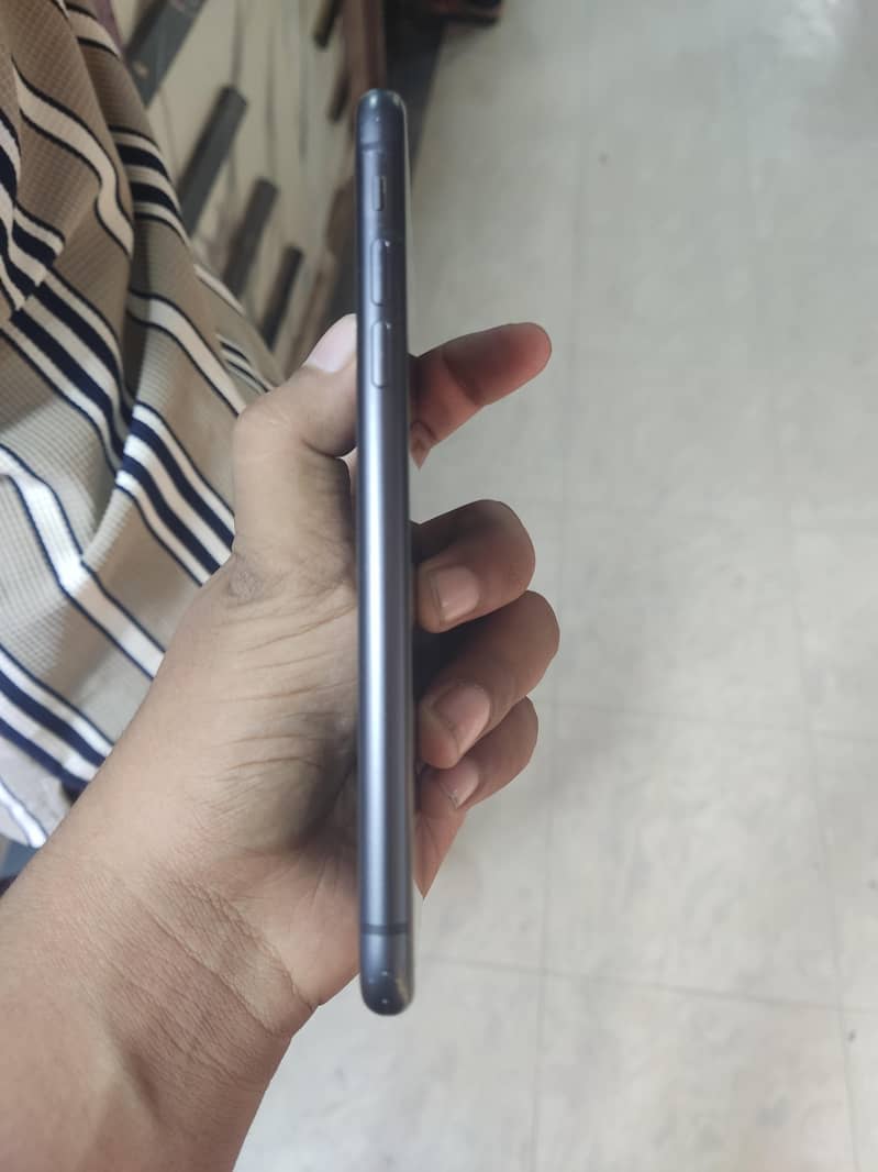 Apple iPhone 11 3