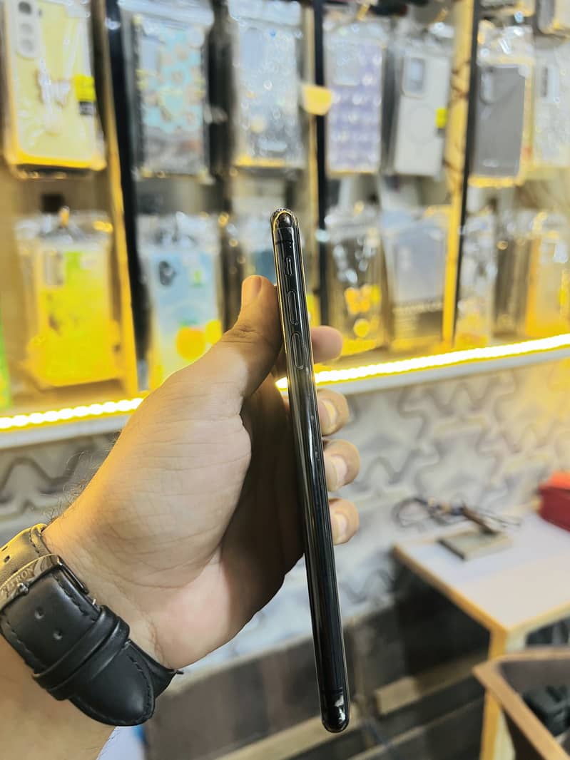 Apple iPhone XS Max 2