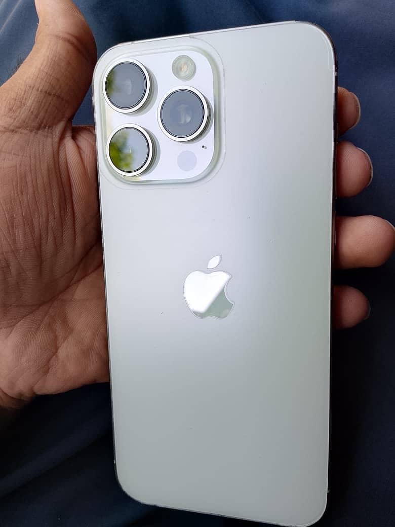 Apple iPhone 15 Pro Max 2