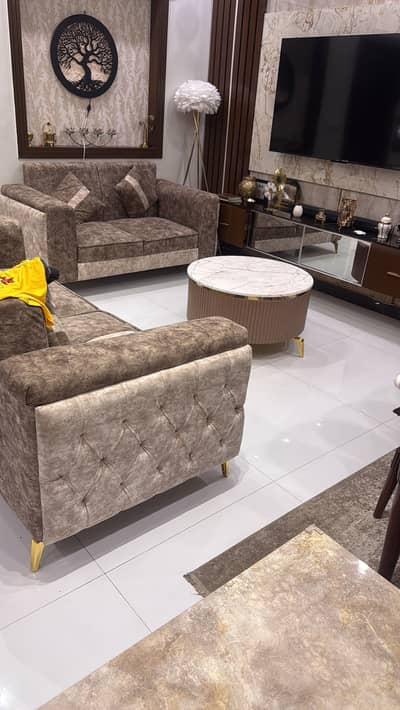 New table for sale  0333–233–8542