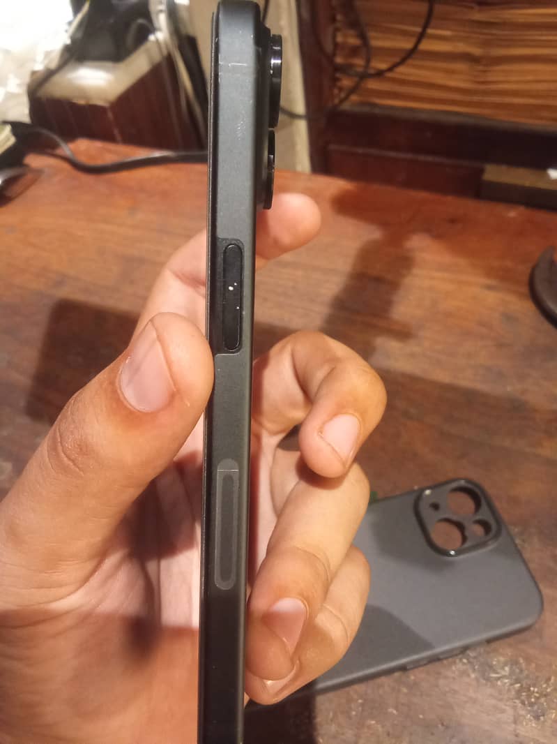 Apple iPhone 15locked 4