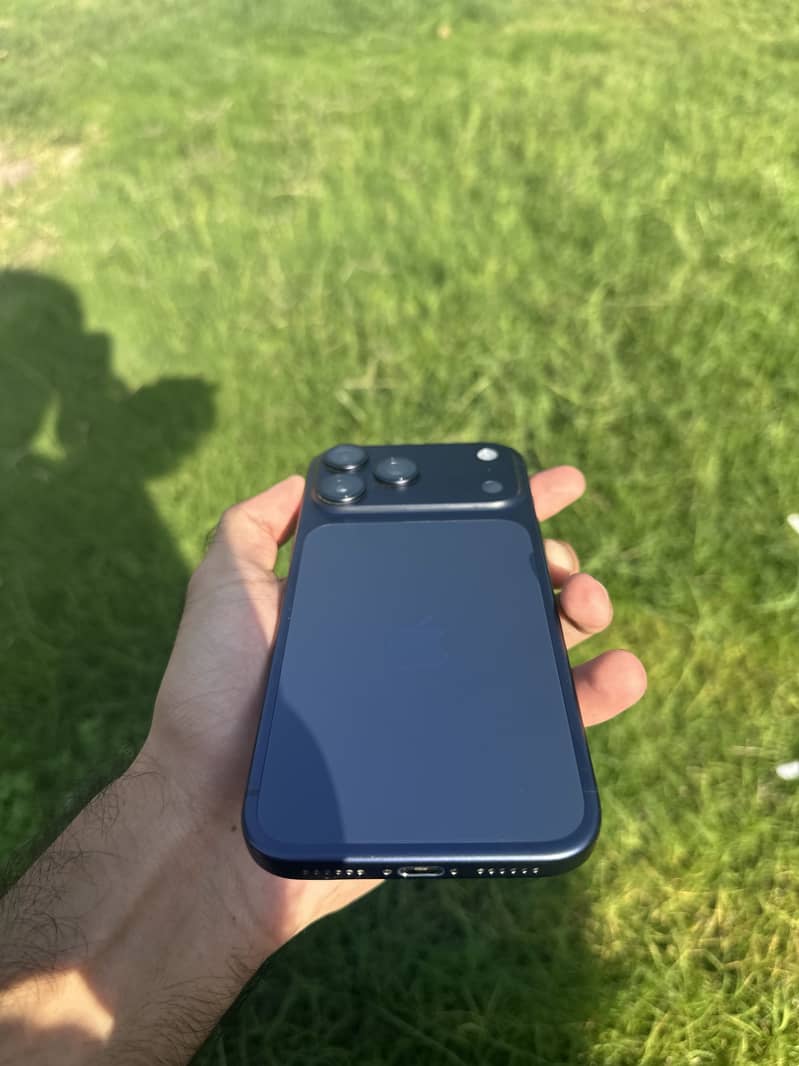 Apple iPhone 17 Pro Max 12