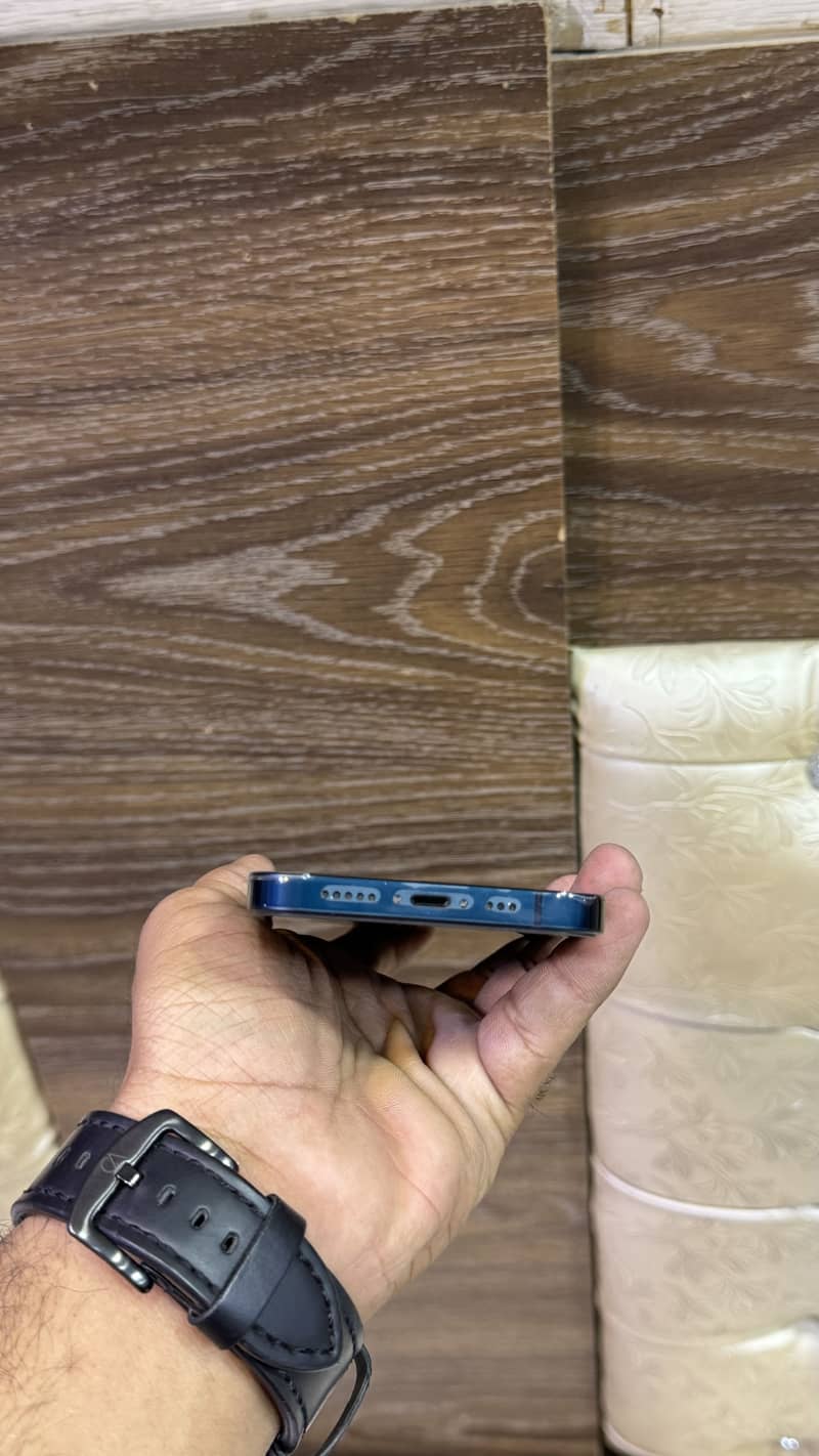 Apple iPhone 13 2