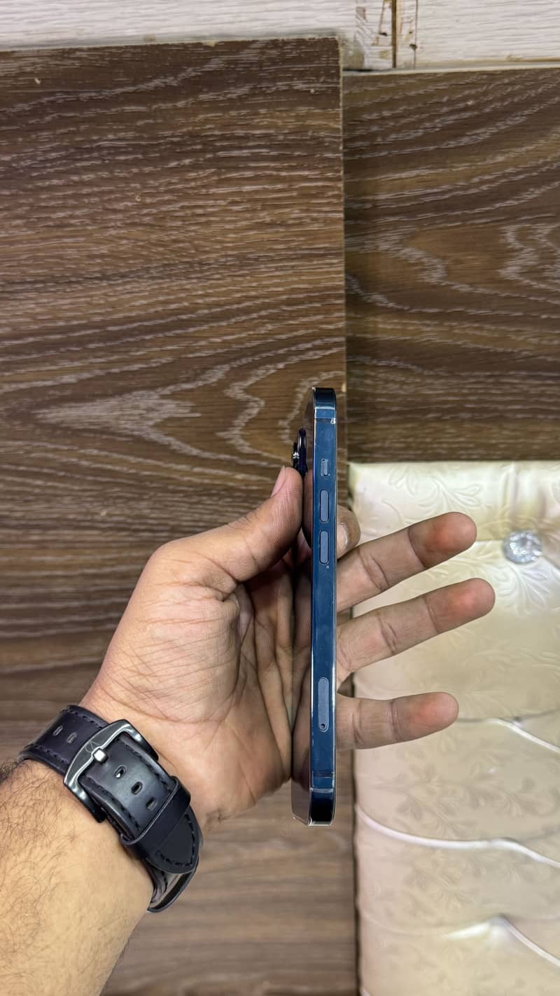 Apple iPhone 13 5