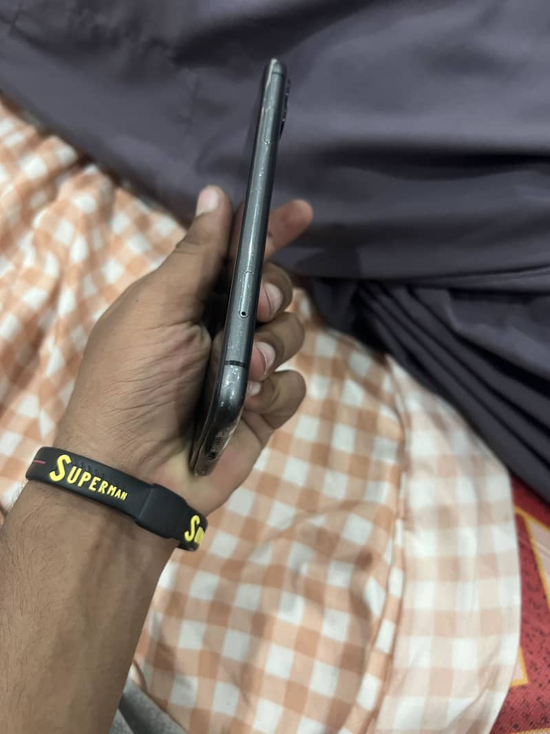 Apple iPhone 11 4