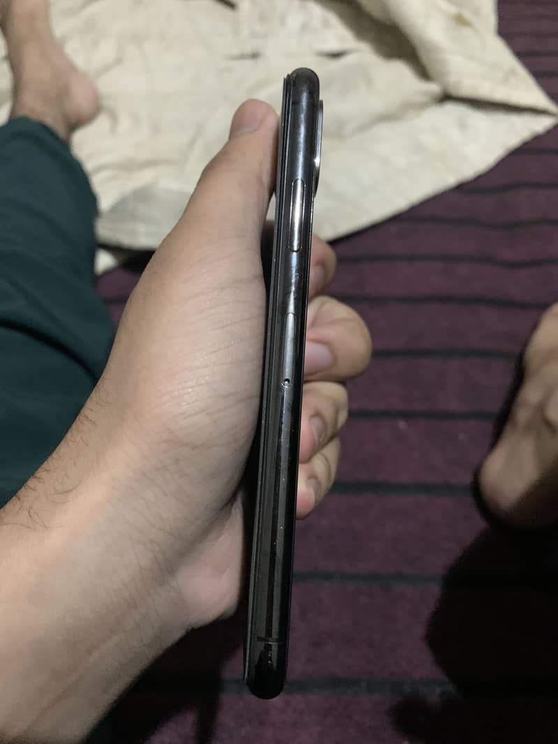 Apple iPhone XS 4