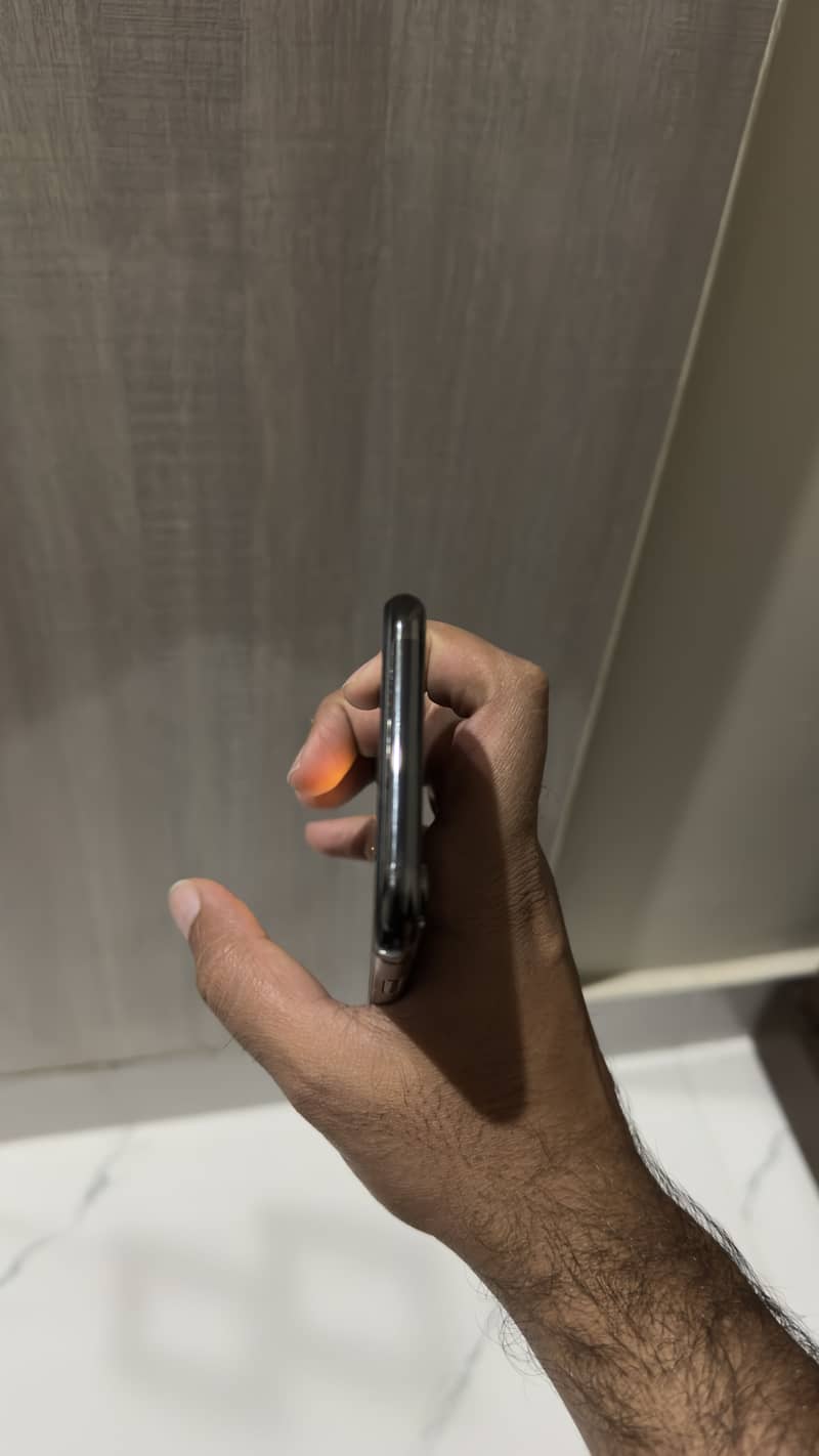 Apple iPhone X 4