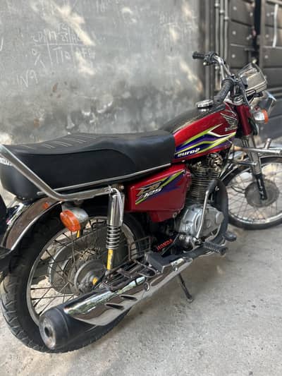 Use bike hai engine seal pack hai 2nd owner hai biomatric available