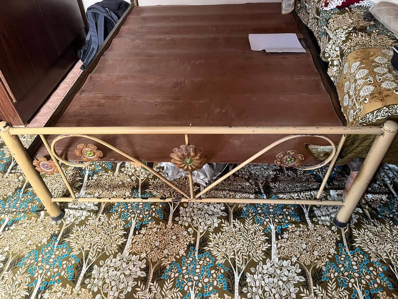 Used bed without mattress 1
