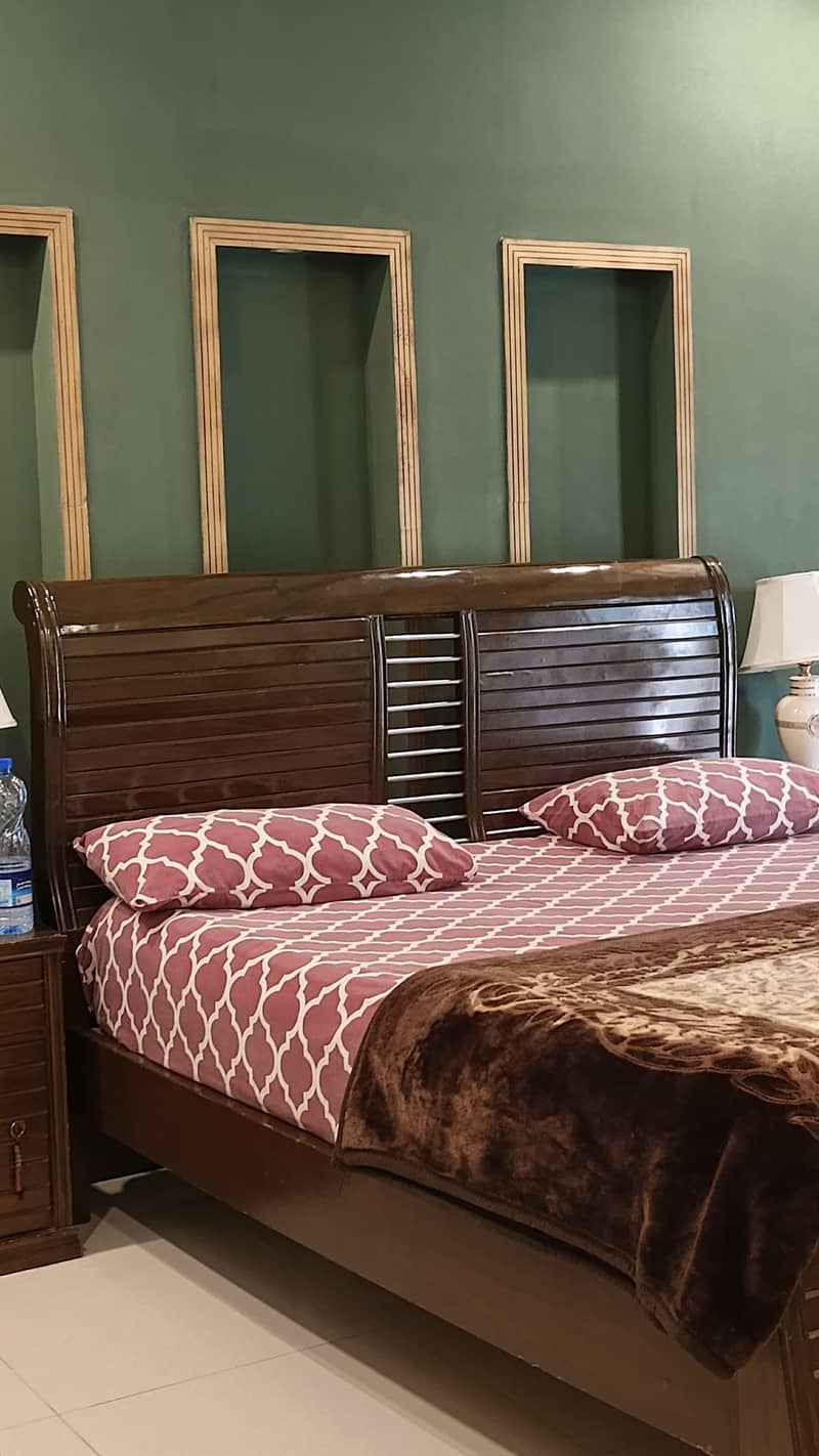 King size Bed with two side tables 0
