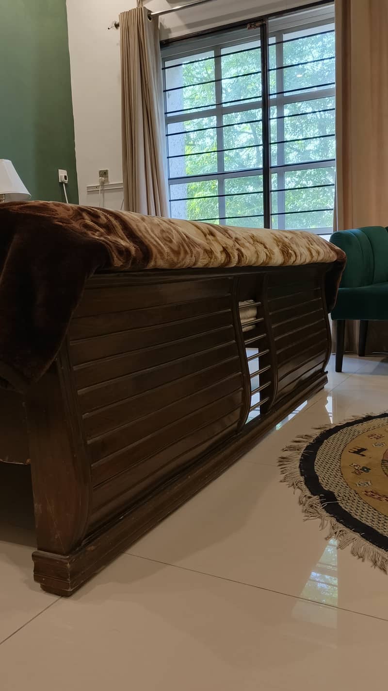 King size Bed with two side tables 4