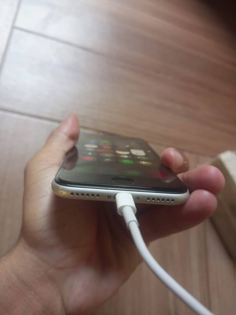 Apple iPhone SE 2nd generation 4