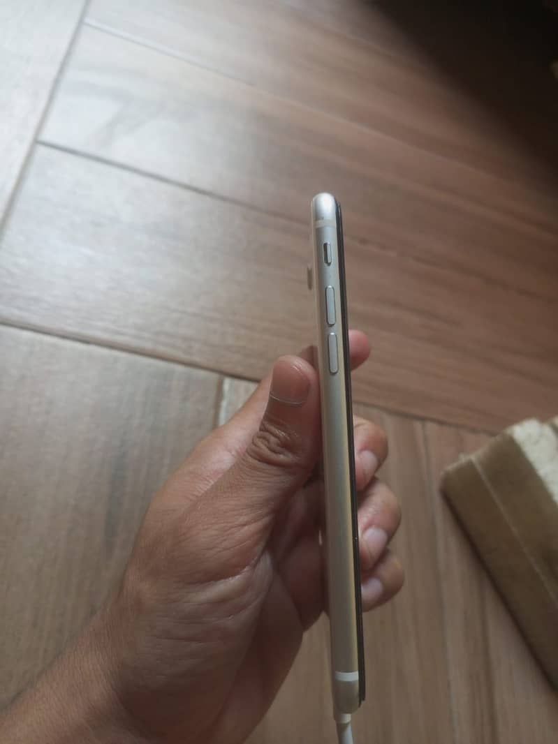 Apple iPhone SE 2nd generation 6