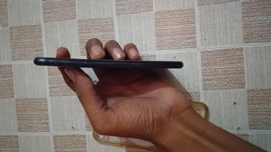 Apple iPhone 17e 1