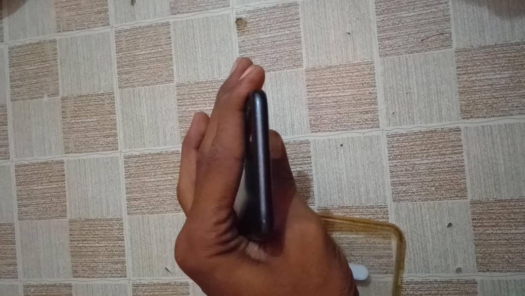 Apple iPhone 17e 3