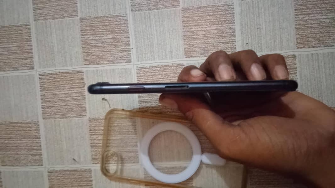 Apple iPhone 17e 4