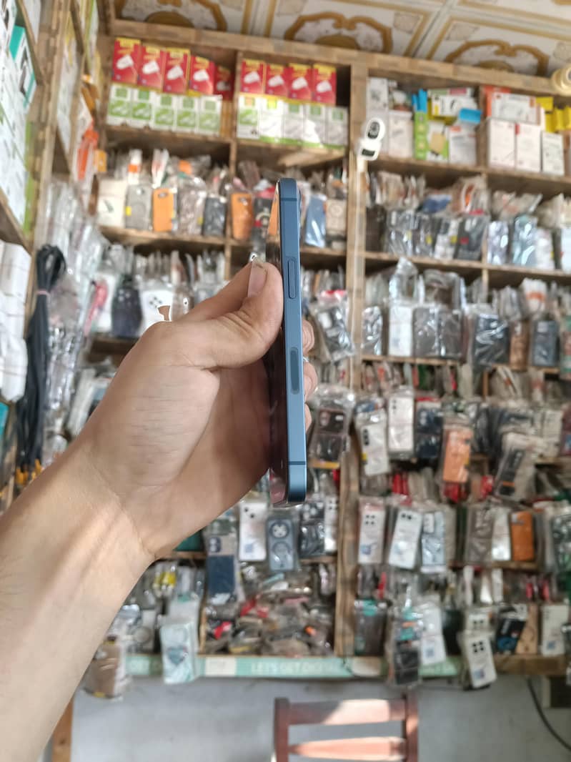 Apple iPhone 13 5