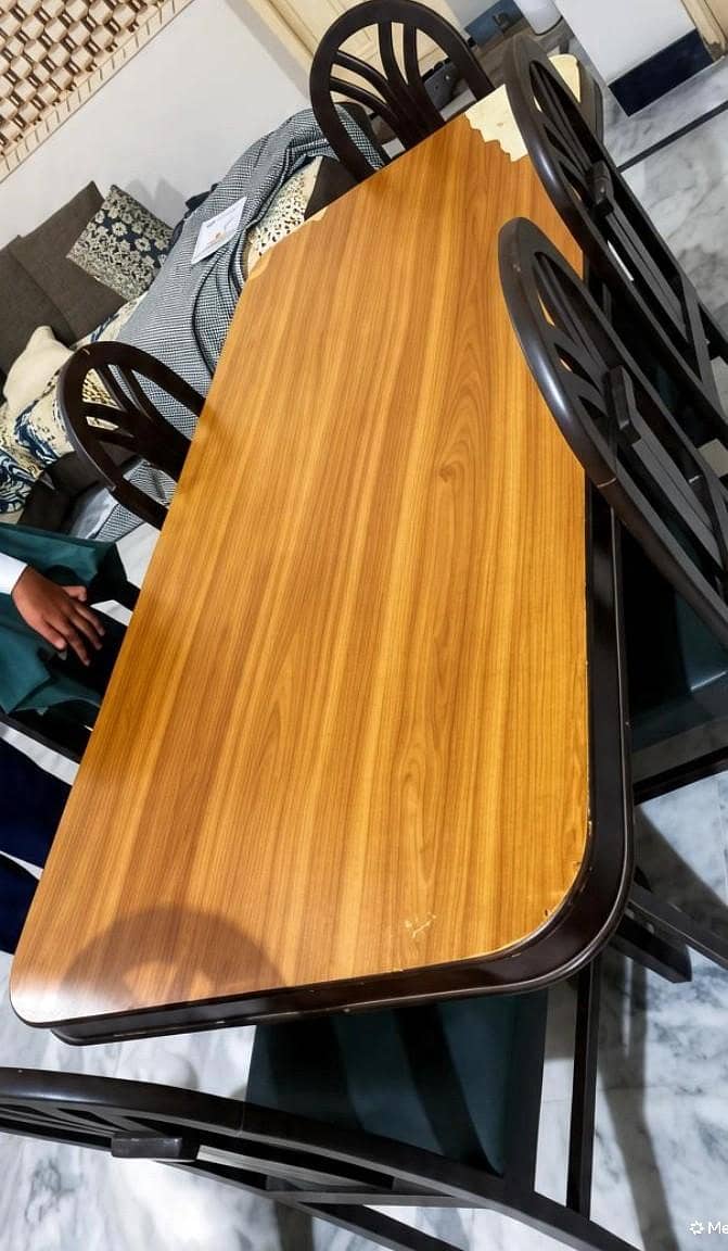 Dining table. . . . . . last 2 days of selling 3