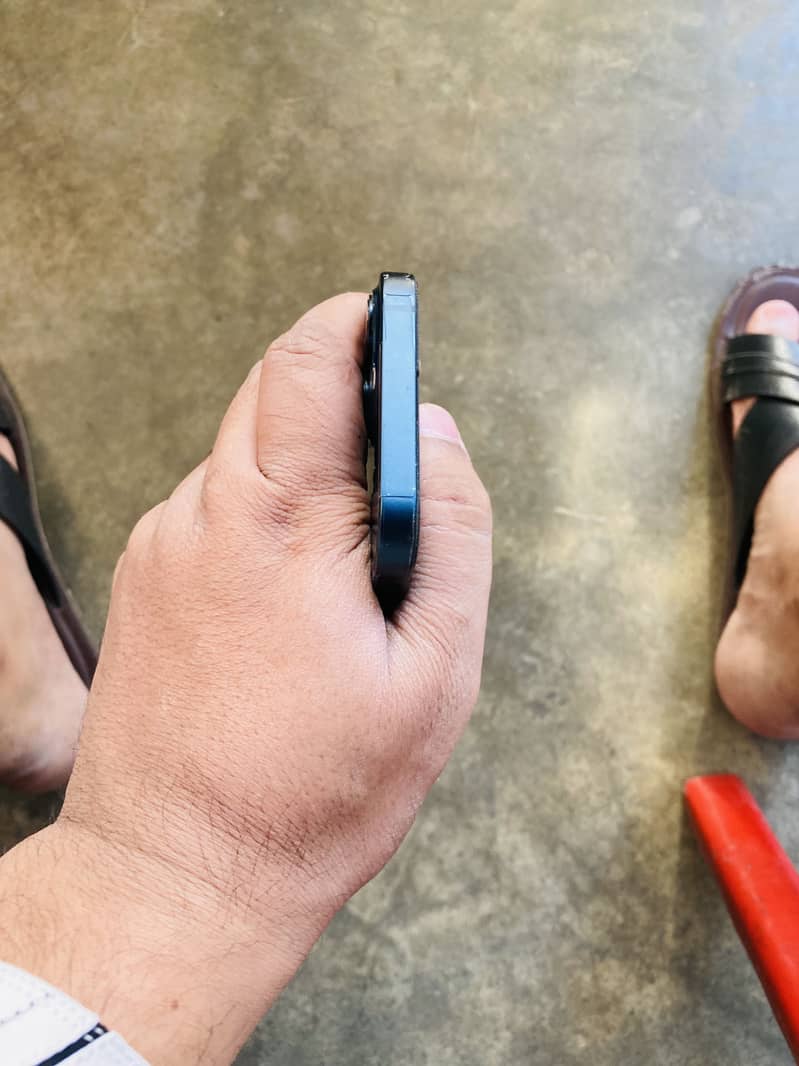Apple iPhone 13 2