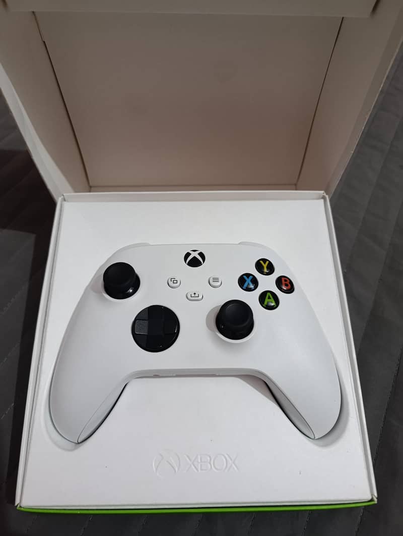 Xbox series controller with box 1