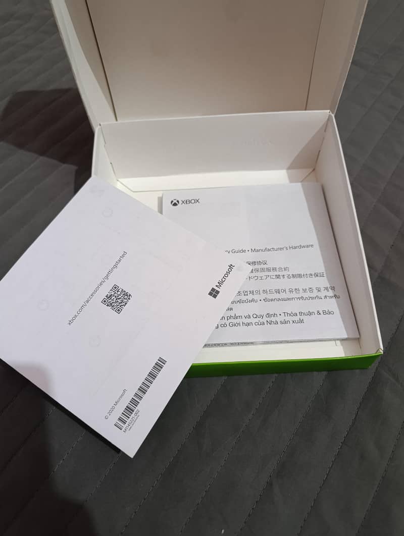 Xbox series controller with box 3