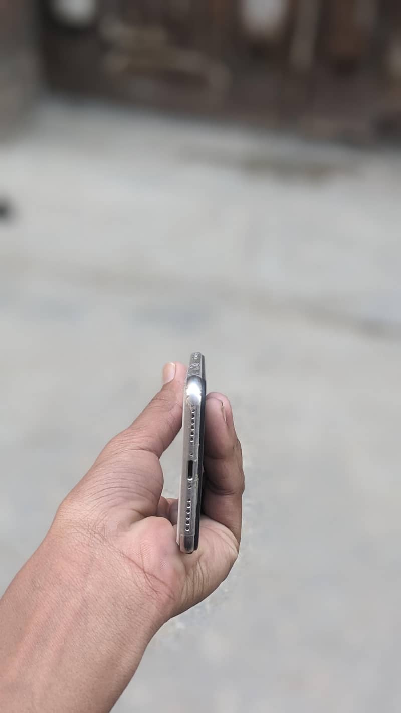 Apple iPhone X 5