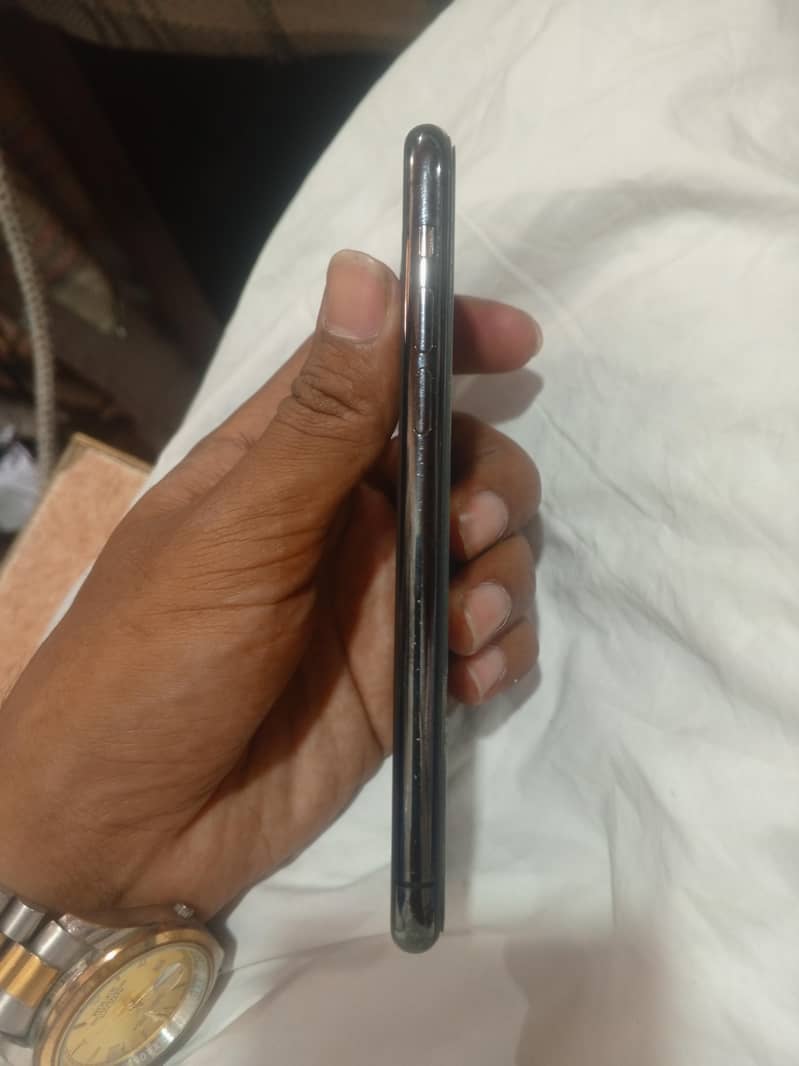 Apple iPhone 11 Pro 4