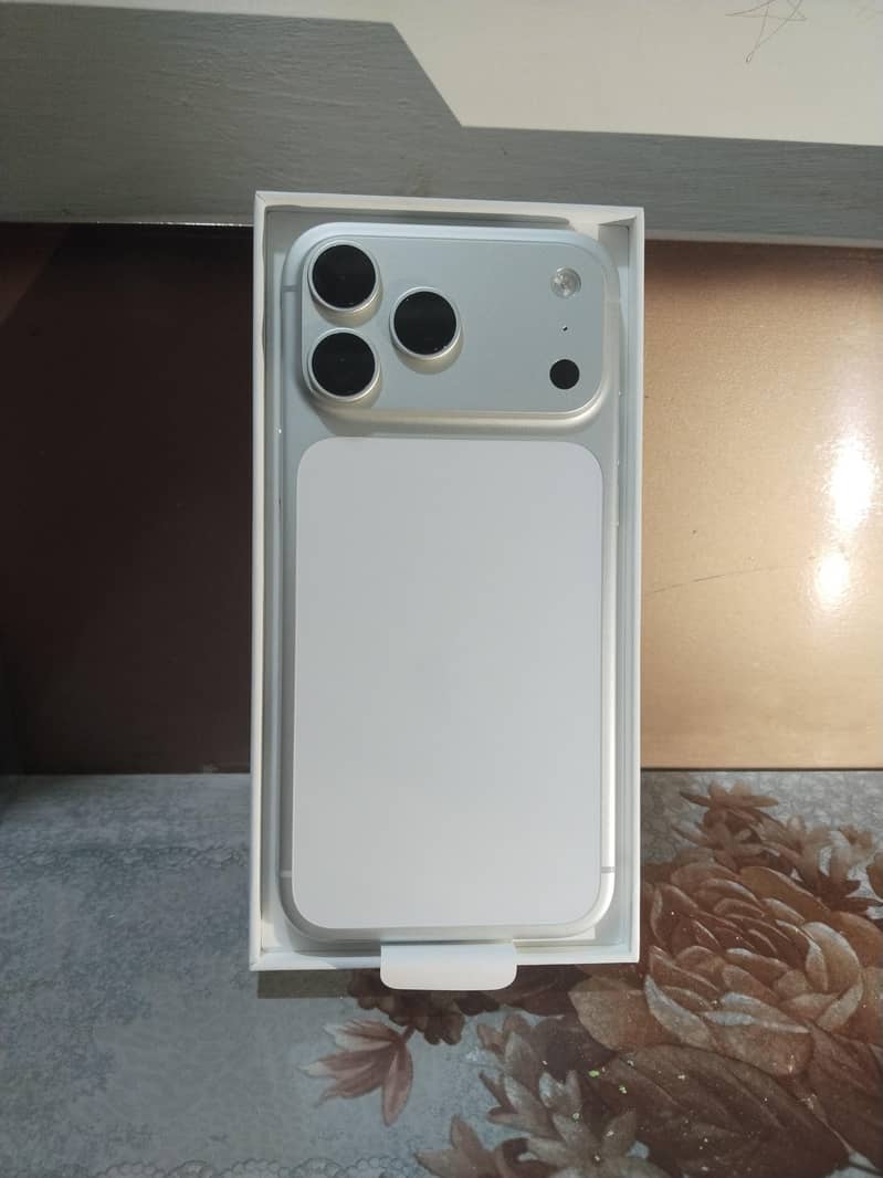 Apple iPhone 17 Pro Max 4