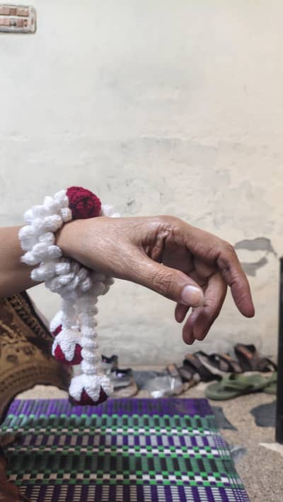gajra one handed