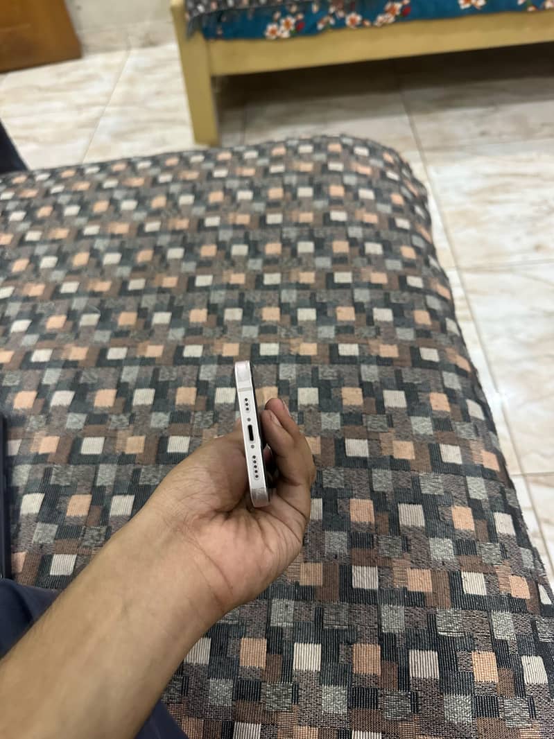 Apple iPhone 13 4