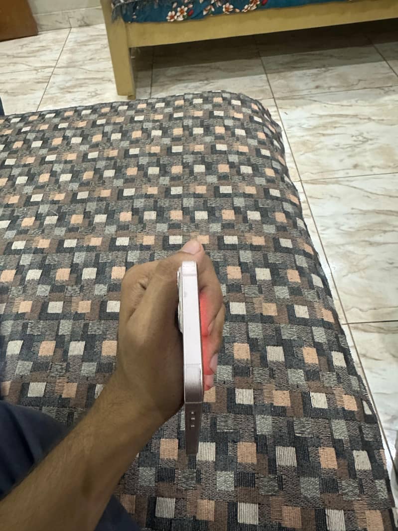 Apple iPhone 13 5