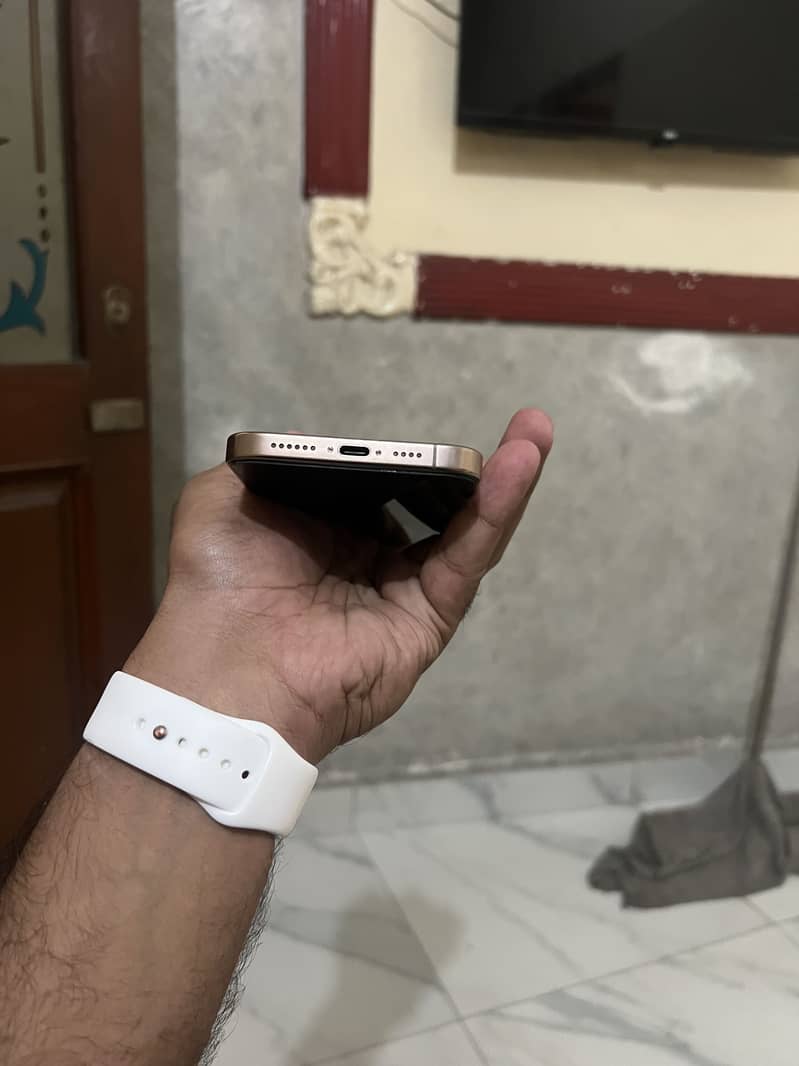 Apple iPhone 16 Pro Max 3