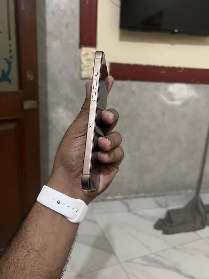 Apple iPhone 16 Pro Max 4