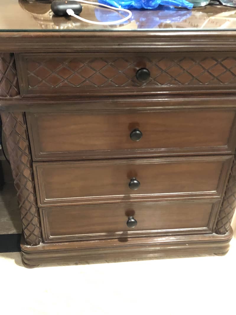 Wooden Bed Set in Solid Condition 8