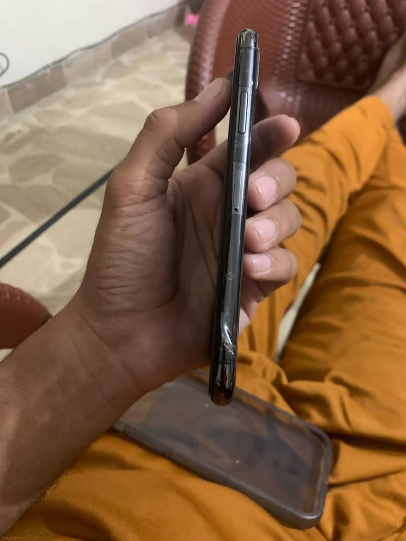 Apple iPhone X 4