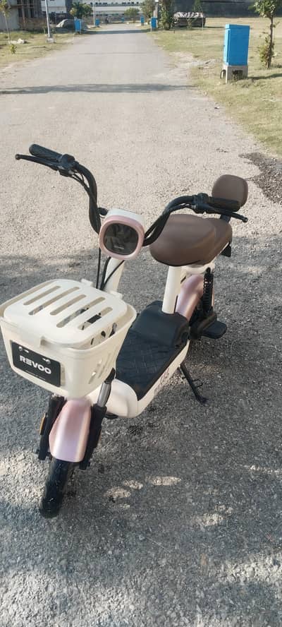 Revoo Electric scooty