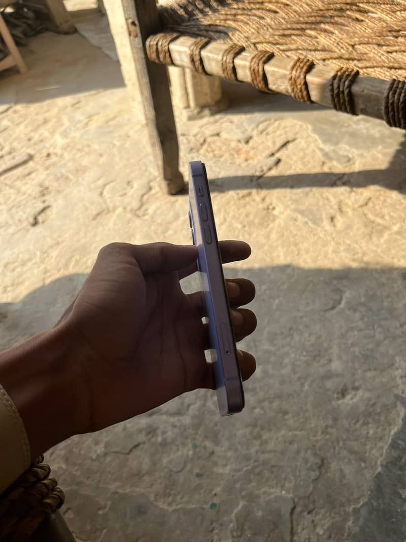 Apple iPhone 12 4